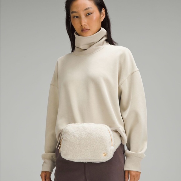 Lululemon Everywhere Belt Bag Fleece 2L - Picture 5 of 9
